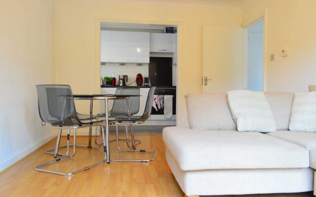 Spacious 1 Bedroom Flat Minutes From Oval