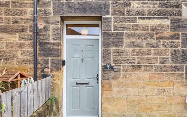 Host Stay Oliver s Den