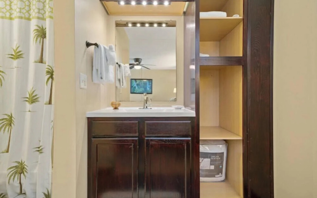 Kona Alii Oceanview Pool Shops & Restaurants