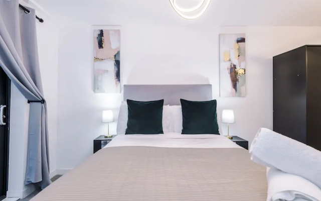 Impeccable 2-bed Apartment in Salford