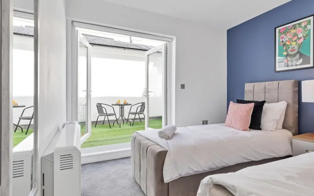 Right On : Bright On Apartment 1C | By My Getaways