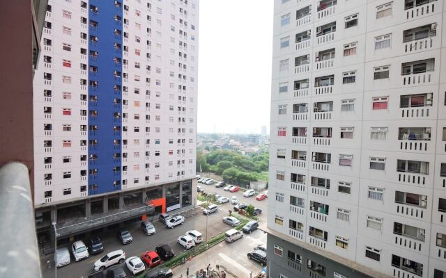 Pool View Green Pramuka Apartment near Shopping Mall