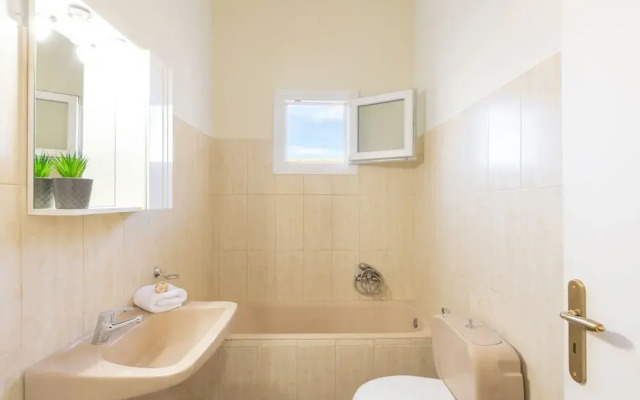 Aloe Apartments by Konnect, 500m from Dassia Beach