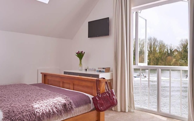 Stylish family-friendly lakeside retreat in the Cotswold Water Park