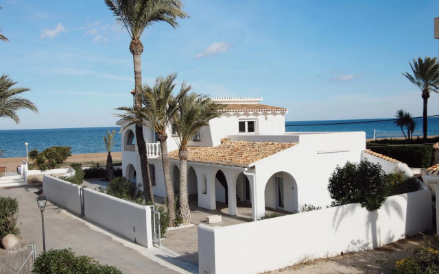 Urbanización El Oasis, 20 Villas en 1ª Línea Playa