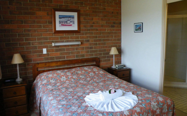 Pacific Heights Holiday Apartments and Munn’s Tower House