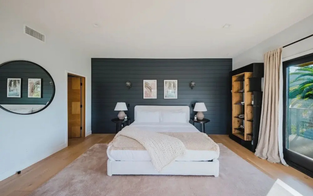 Farley Court - Stylish Hillside Residence With Stunning Views