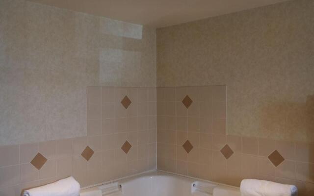 Rosslyn Inn and Suites