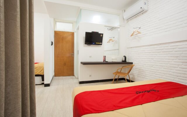 RedDoorz near Dino Park