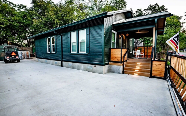 Best Location in Downtown NB Golf Cart Included!