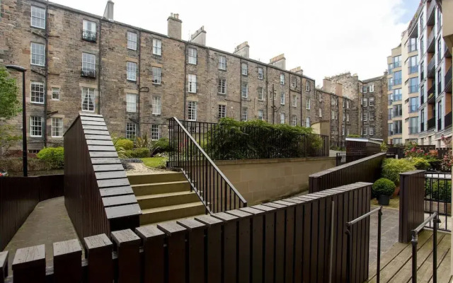 Stylish 2bed Apt With Free Parking/elevator