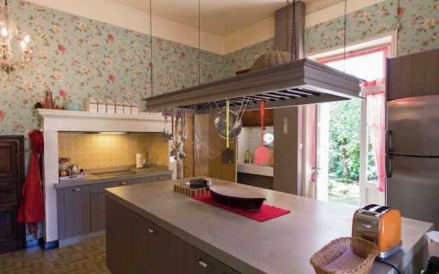 Charming Mansion in Brouchaud With Swimming Pool