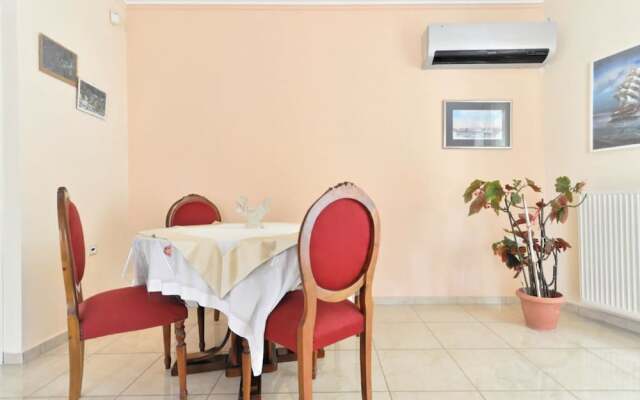 Family Apartment at Glyfada Close to the Beach