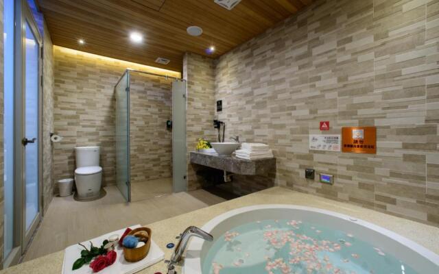 Chen He Spa Motel