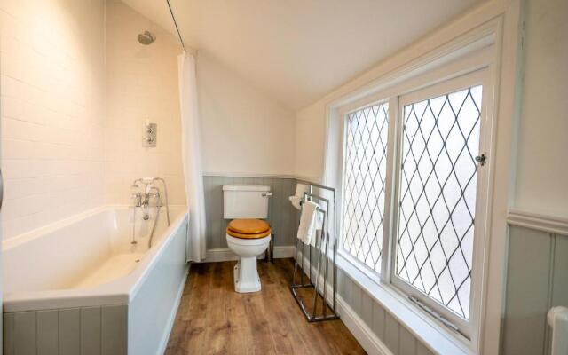 6 Monkbar Court