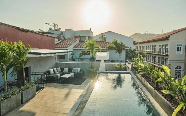 AmazINN Places Rooftop and Design Pool IV