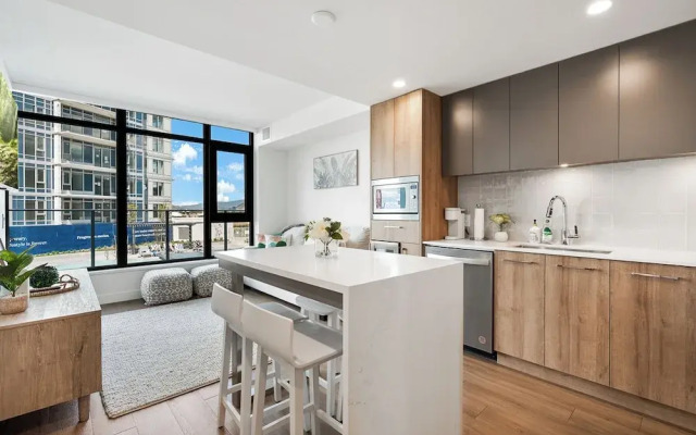 AQUA Corner Unit w Amazing View 614