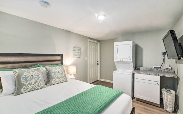 1 Mi to Seawall: Dog-friendly Galveston Home!