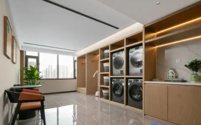 Mehood Lestie Wuhan  Wuhuan Sports Center Hotel