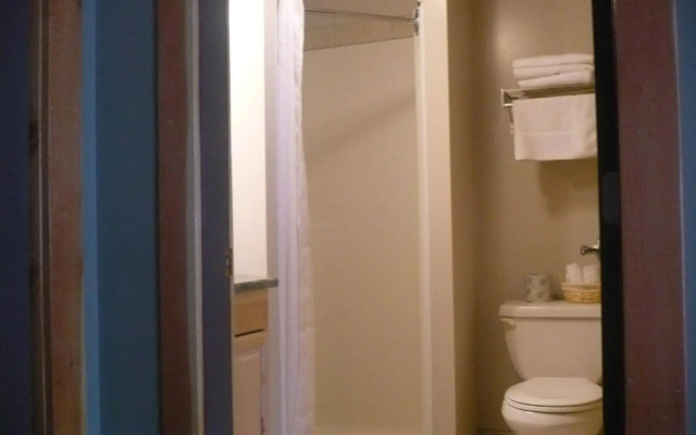 Basecamp Lodge Golden