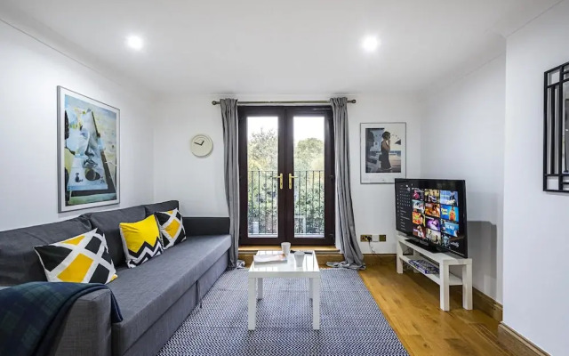 Stunning Light Filled 2 Bed Apartment + Parking Sleeps 7