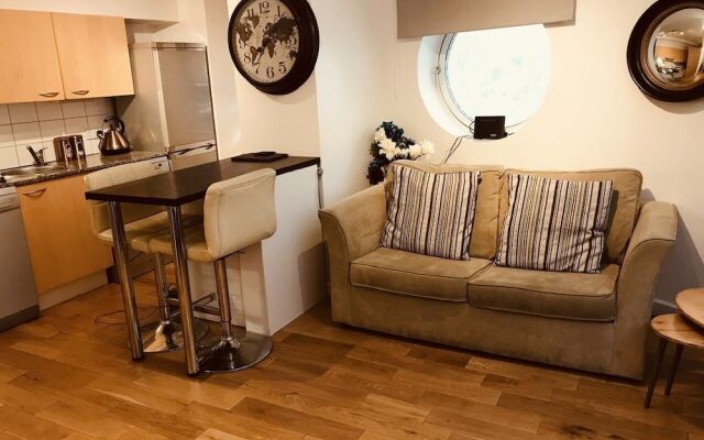 1 Bed Luxe Dockland Apartment - Free parking