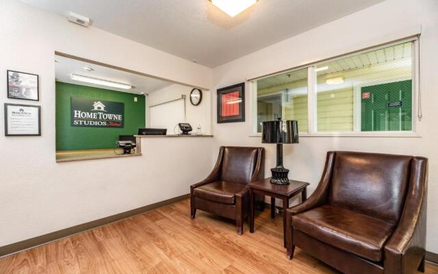 HomeTowne Studios by Red Roof Fresno - West