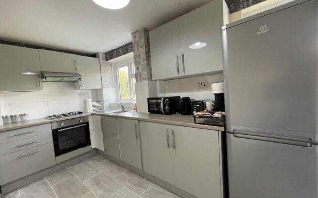 Enjoy Lovely 4 bed Apartment With Garden