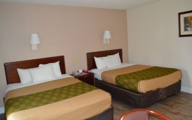 Econo Lodge Inn & Suites On The River