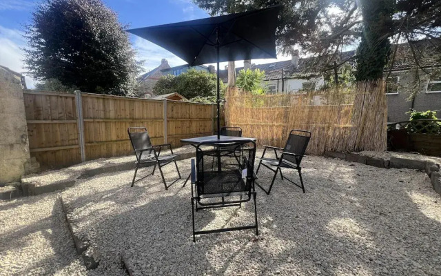 Bristol - 4 Beds - Sleeps 7 - For Groups - Garden