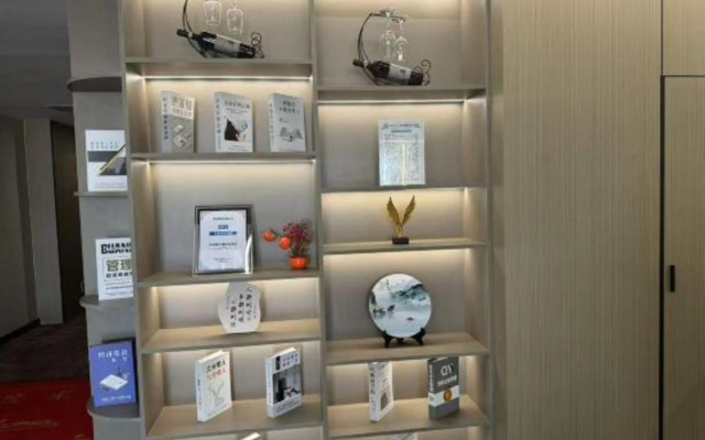 Ruishiting Shangpin Hotel (Kongtong District South Gate Shizi)