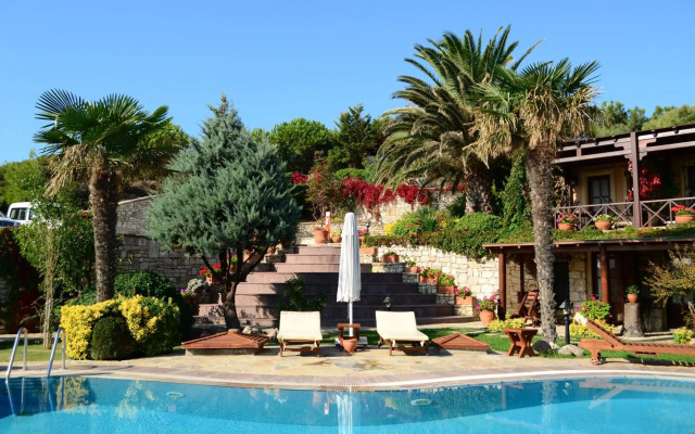 Ada Bacchus Hotel