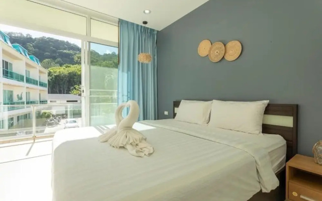 WalkingToAwardwinningNaiharnBeach4BRv129