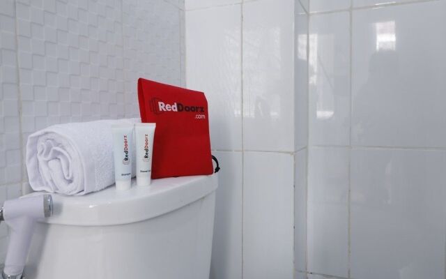 RedDoorz Plus Syariah near Mall Pondok Indah