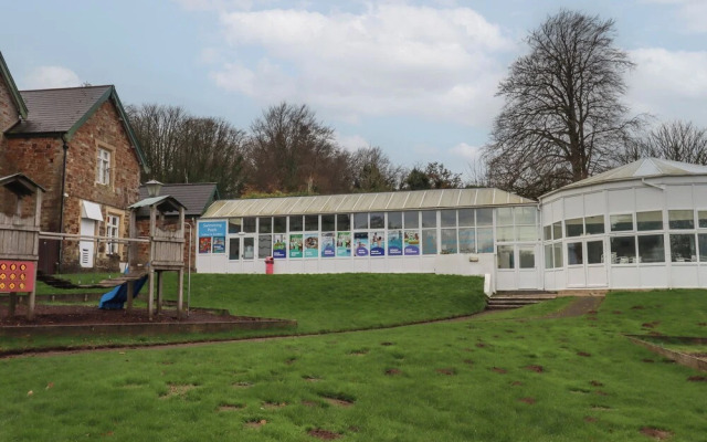 5 Manor Park