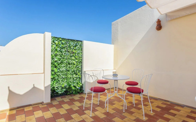 Traditional House With Private Terrace. Campamento
