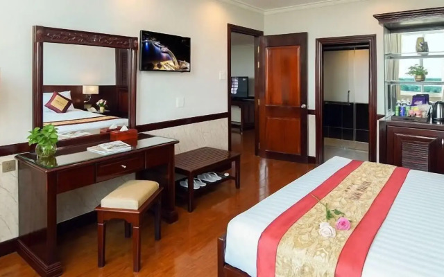 Van Phat Riverside Hotel