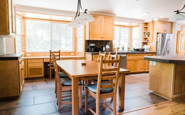 Sierra Lakes Retreat