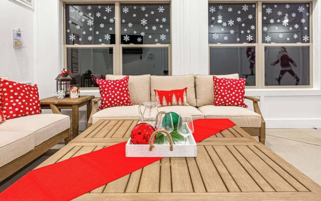 XmasCabins by SmokyStays - Christmas Themed Year Round