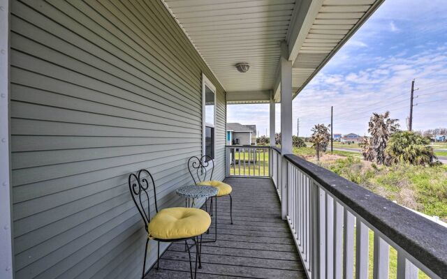 Walk to Galveston Beach: Pet-friendly Home