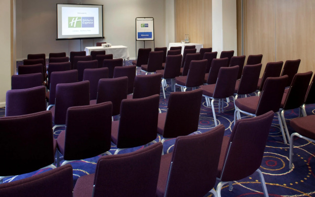 Holiday Inn Express London - Newbury Park