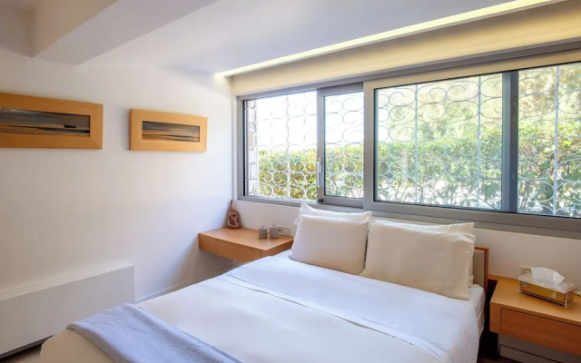 Paradise Beachfront Villa Athenian