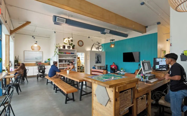 ITH Santa Barbara Beach Hostel