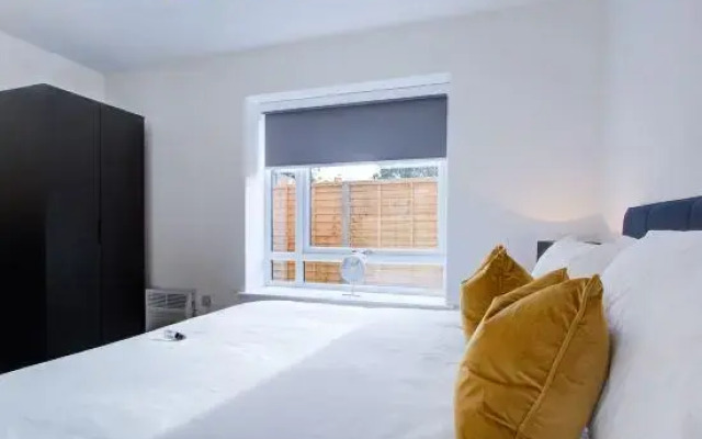 Hybrid Resi - Mitcham Close to Tooting and Wimbledon
