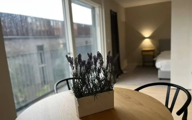 Joyful - 2 Ensuite Flat in M15