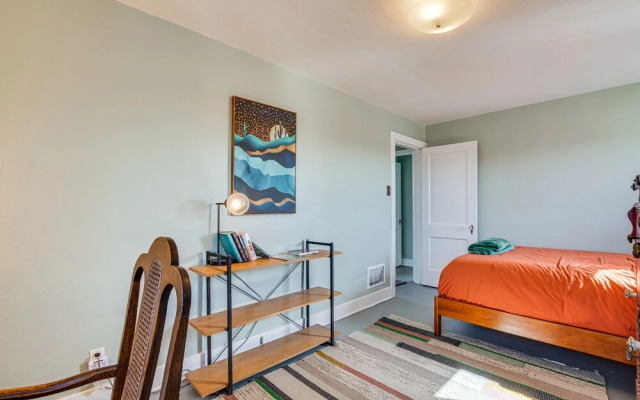 Pet-friendly Pittsburgh Home: 3 Mi to Downtown!