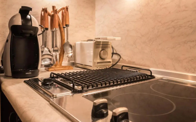 Charming, Fully-furnished, 2-bedroom apartment