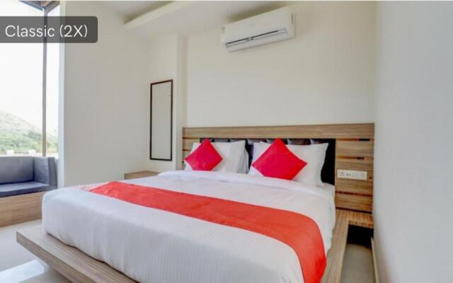 OYO 47017 Hotel Hallmark