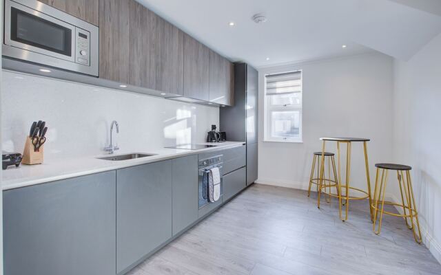 Contemporary 3-bed Apartment in Fulham, London