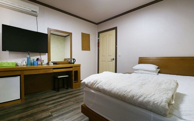 Nonsan Hwangje Motel